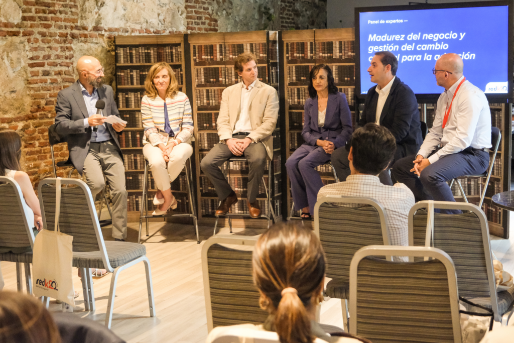 Panel de expertos sobre transformación empresarial con IA, evento de redk en Madri.